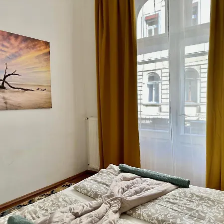 Weiner House I 2bdrm I 8ppl Apartament