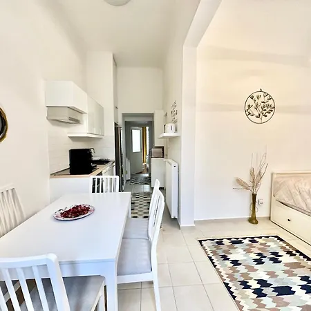 Weiner House I 2bdrm I 8ppl *