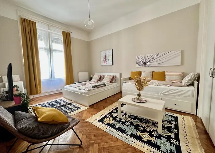 Apartment Weiner House I 2bdrm I 8ppl Budapest