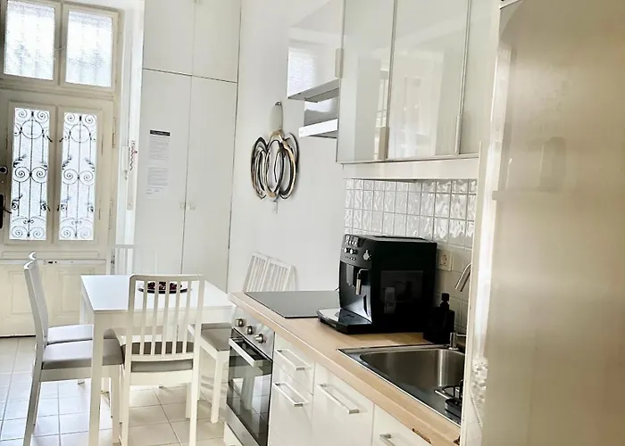 Apartment Weiner House I 2bdrm I 8ppl Budapest