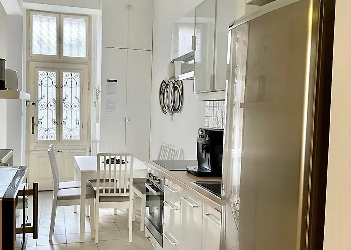 Weiner House I 2bdrm I 8ppl Apartment *