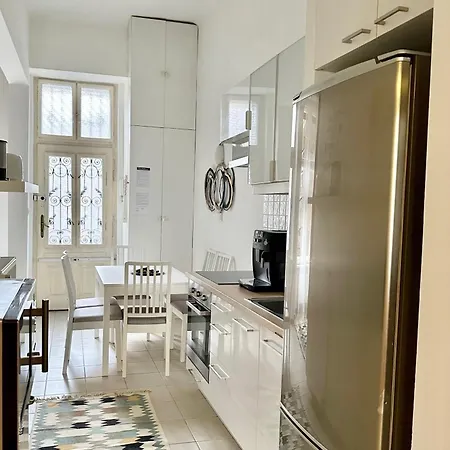 Weiner House I 2bdrm I 8ppl 아파트 *